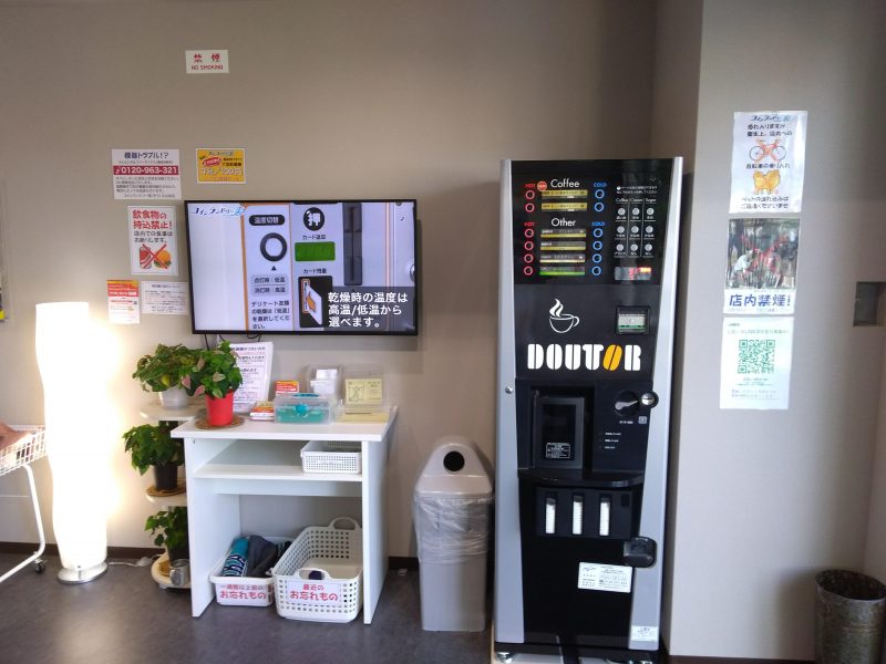100円のカップ式コーヒー自販機が入りました